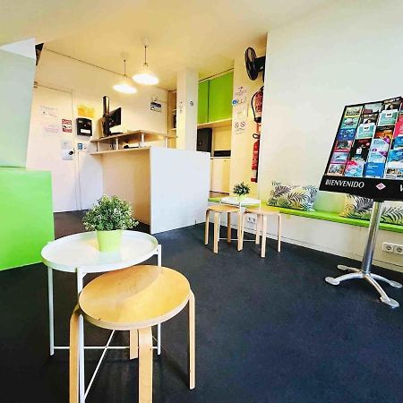 Central And Basic Universitat For Young Hostel Barcelona Exterior photo
