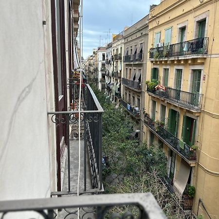 Central And Basic Universitat For Young Hostel Barcelona Exterior photo