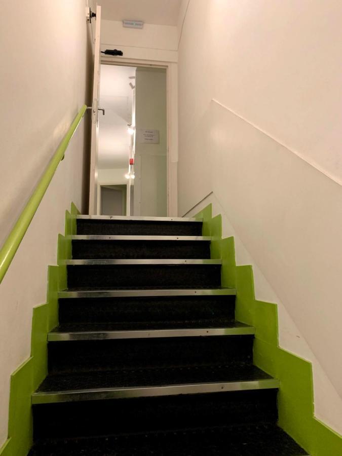 Central And Basic Universitat For Young Hostel Barcelona Exterior photo