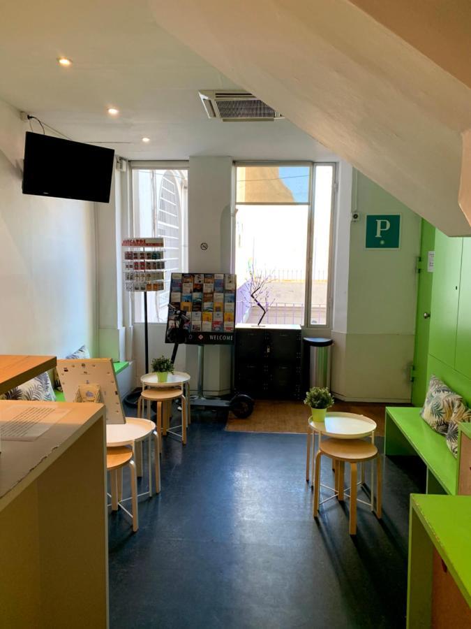Central And Basic Universitat For Young Hostel Barcelona Exterior photo
