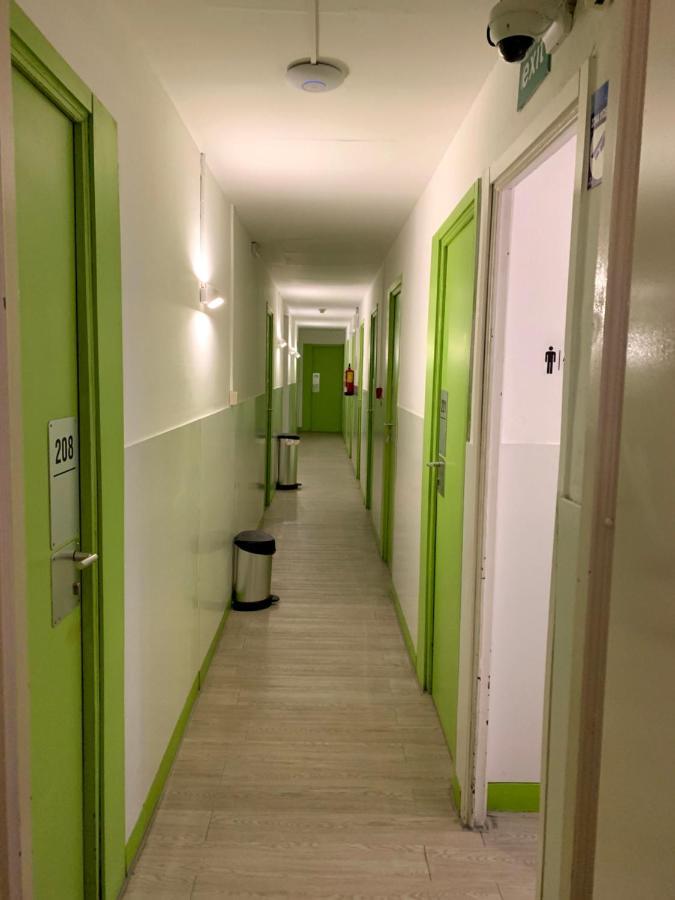Central And Basic Universitat For Young Hostel Barcelona Exterior photo