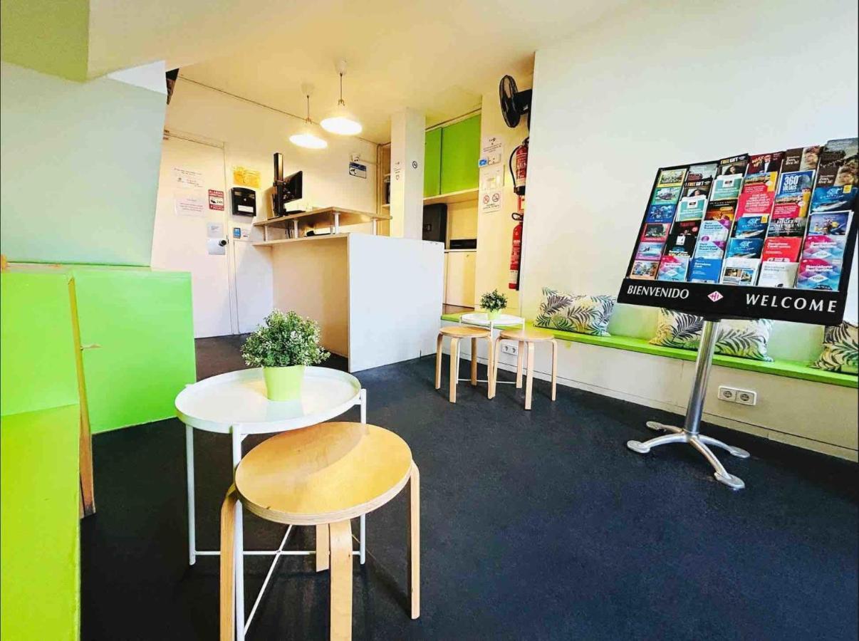 Central And Basic Universitat For Young Hostel Barcelona Exterior photo
