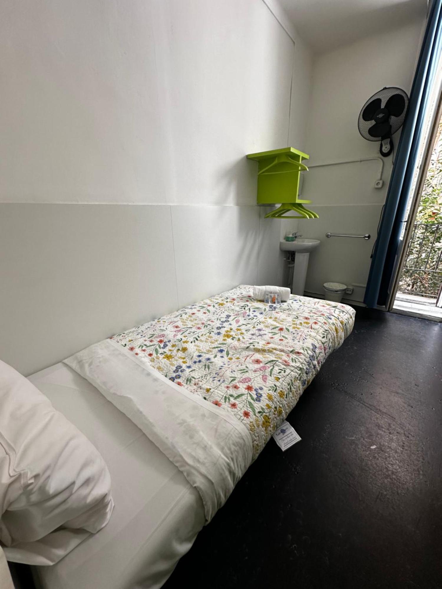 Central And Basic Universitat For Young Hostel Barcelona Exterior photo