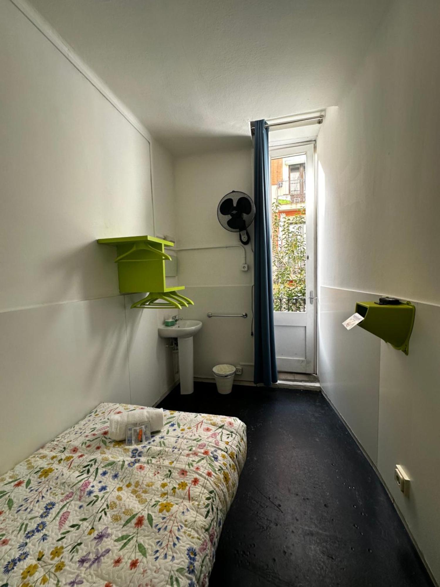 Central And Basic Universitat For Young Hostel Barcelona Exterior photo