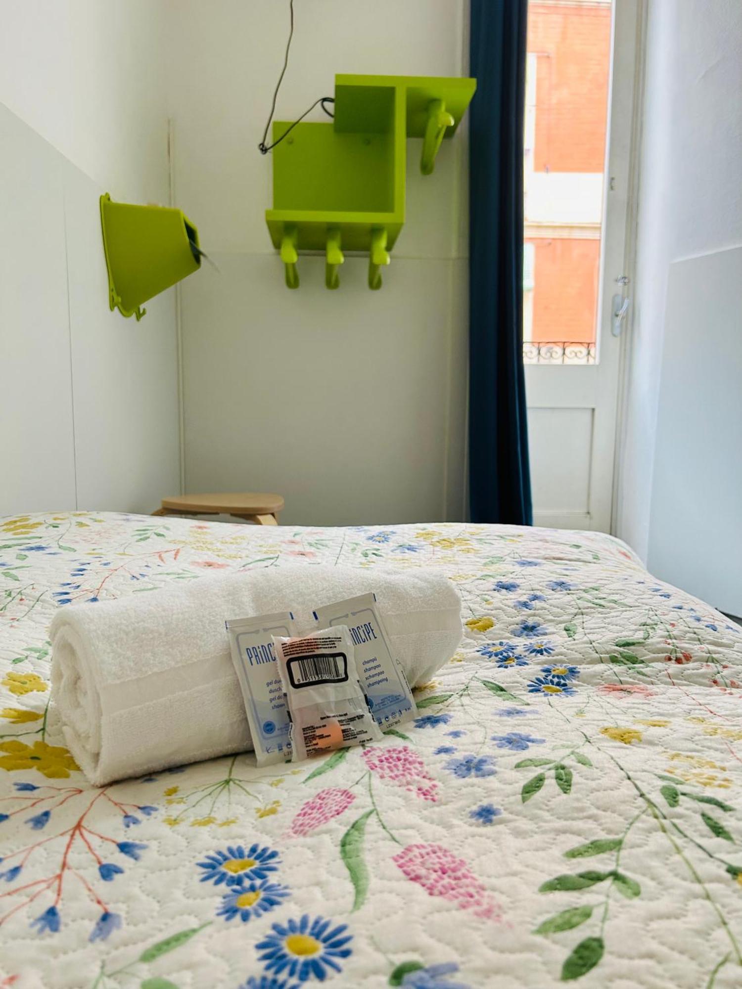 Central And Basic Universitat For Young Hostel Barcelona Exterior photo