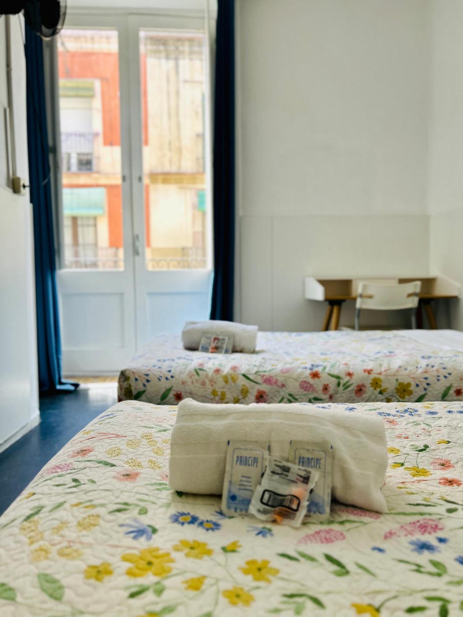 Central And Basic Universitat For Young Hostel Barcelona Exterior photo