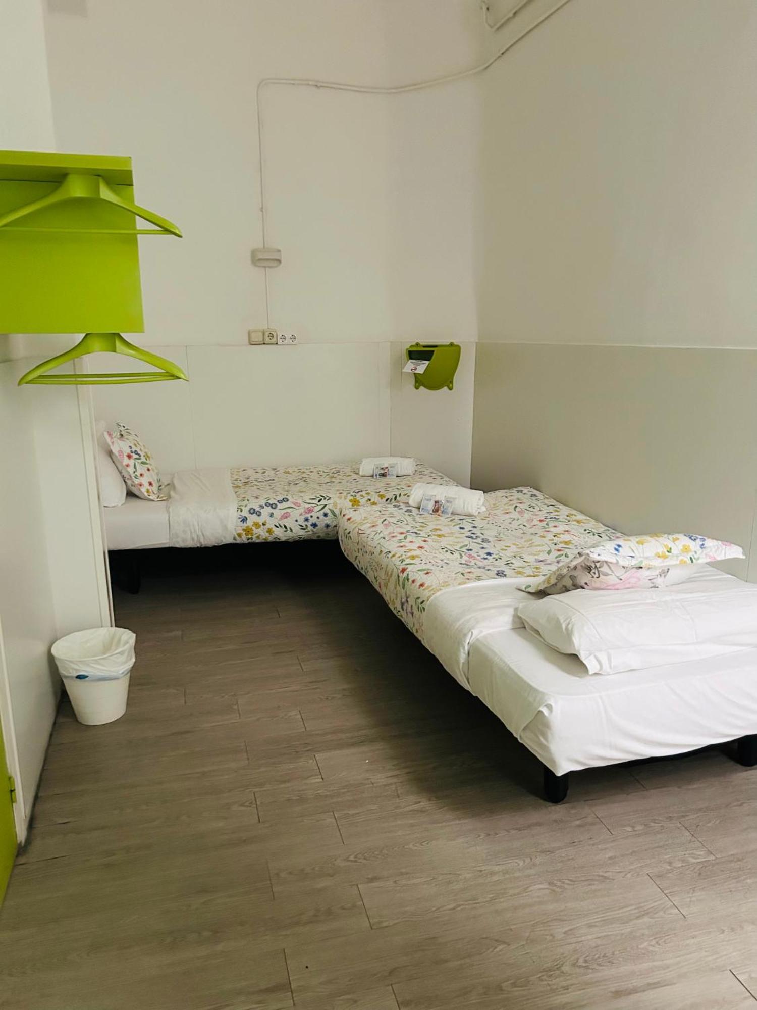 Central And Basic Universitat For Young Hostel Barcelona Exterior photo