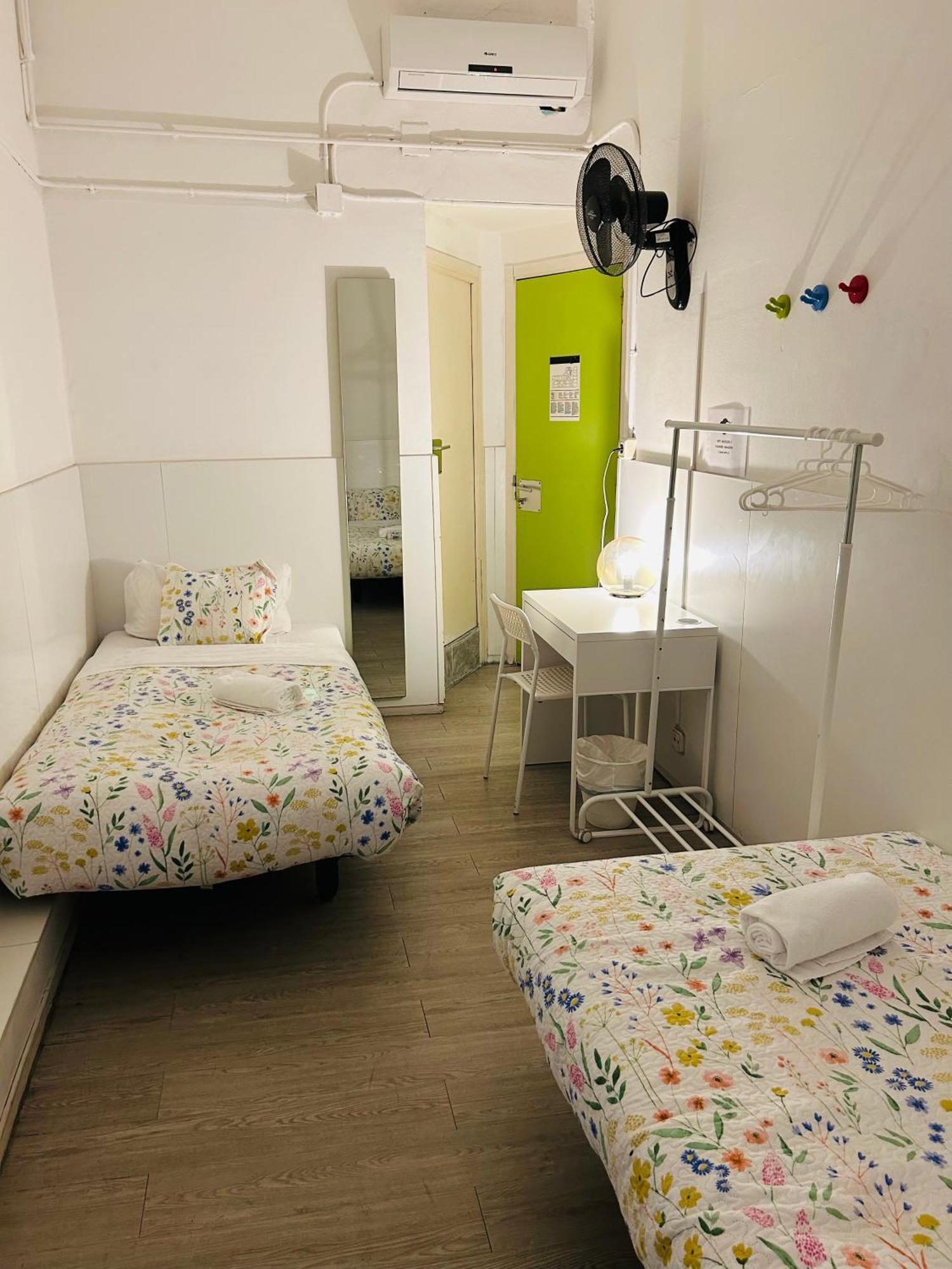 Central And Basic Universitat For Young Hostel Barcelona Exterior photo