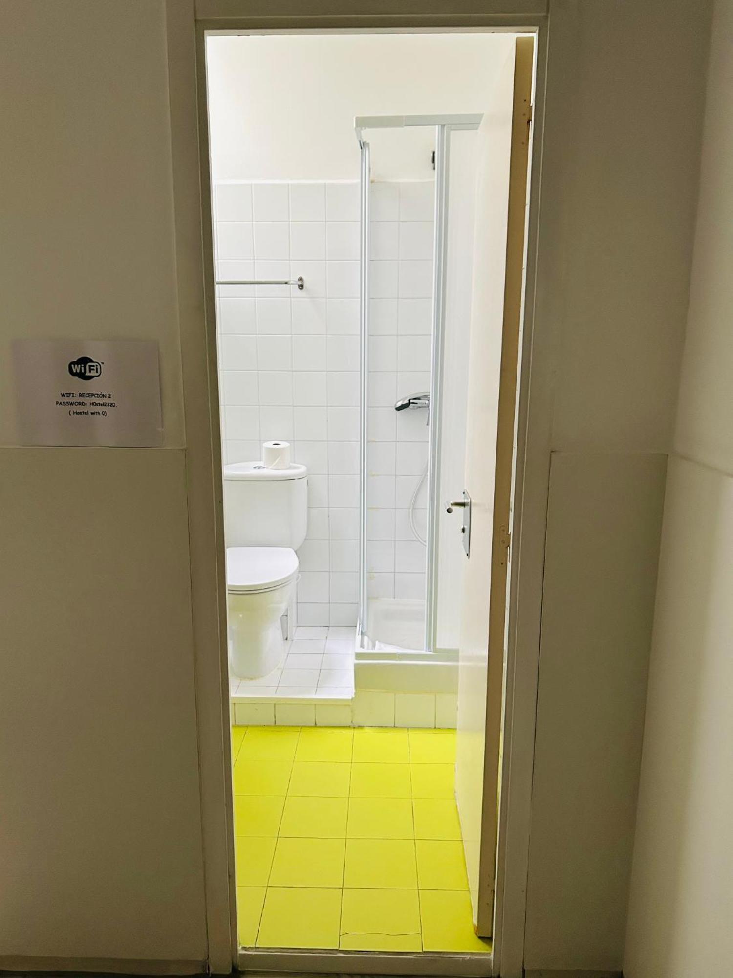 Central And Basic Universitat For Young Hostel Barcelona Exterior photo