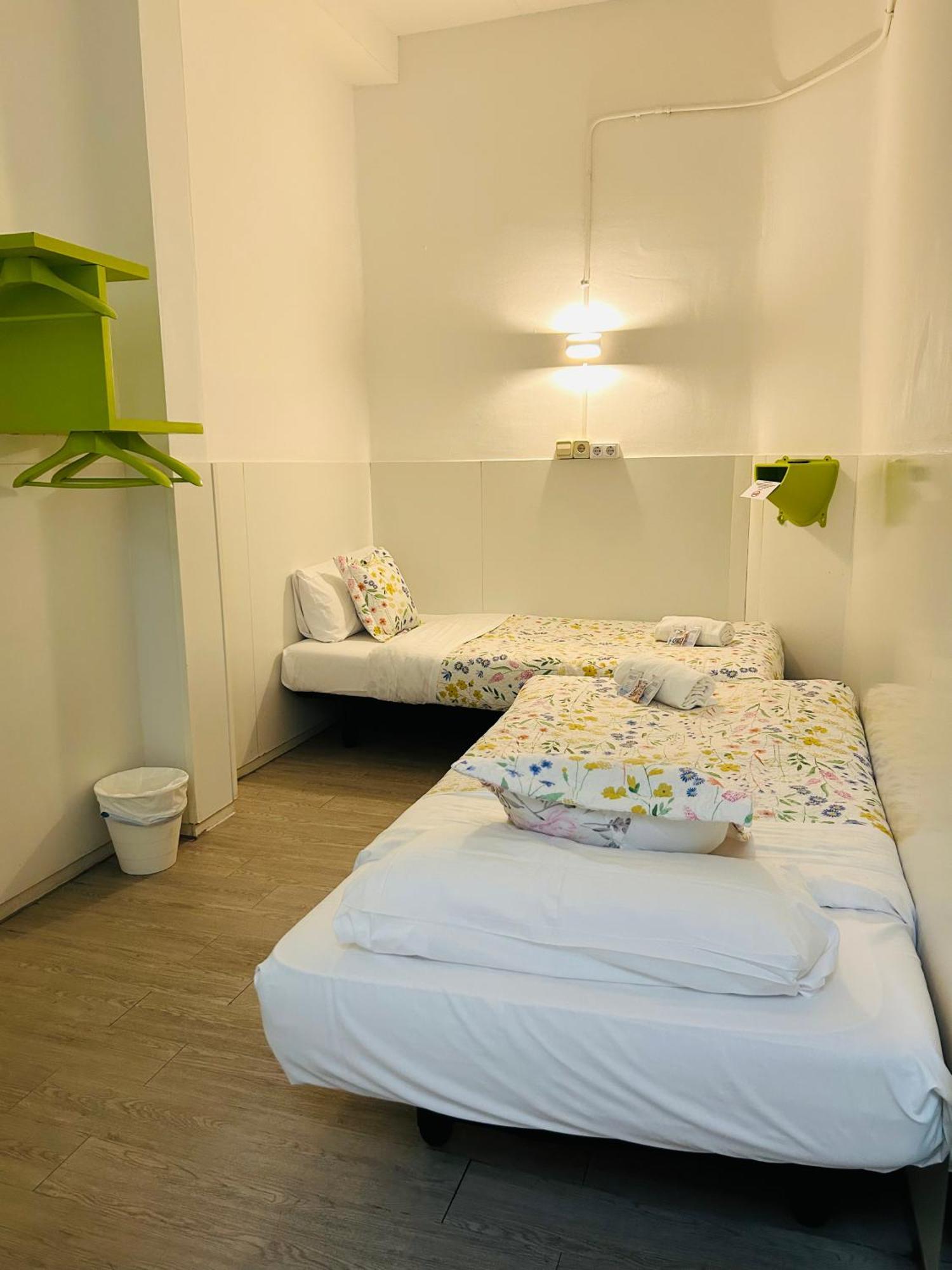Central And Basic Universitat For Young Hostel Barcelona Exterior photo