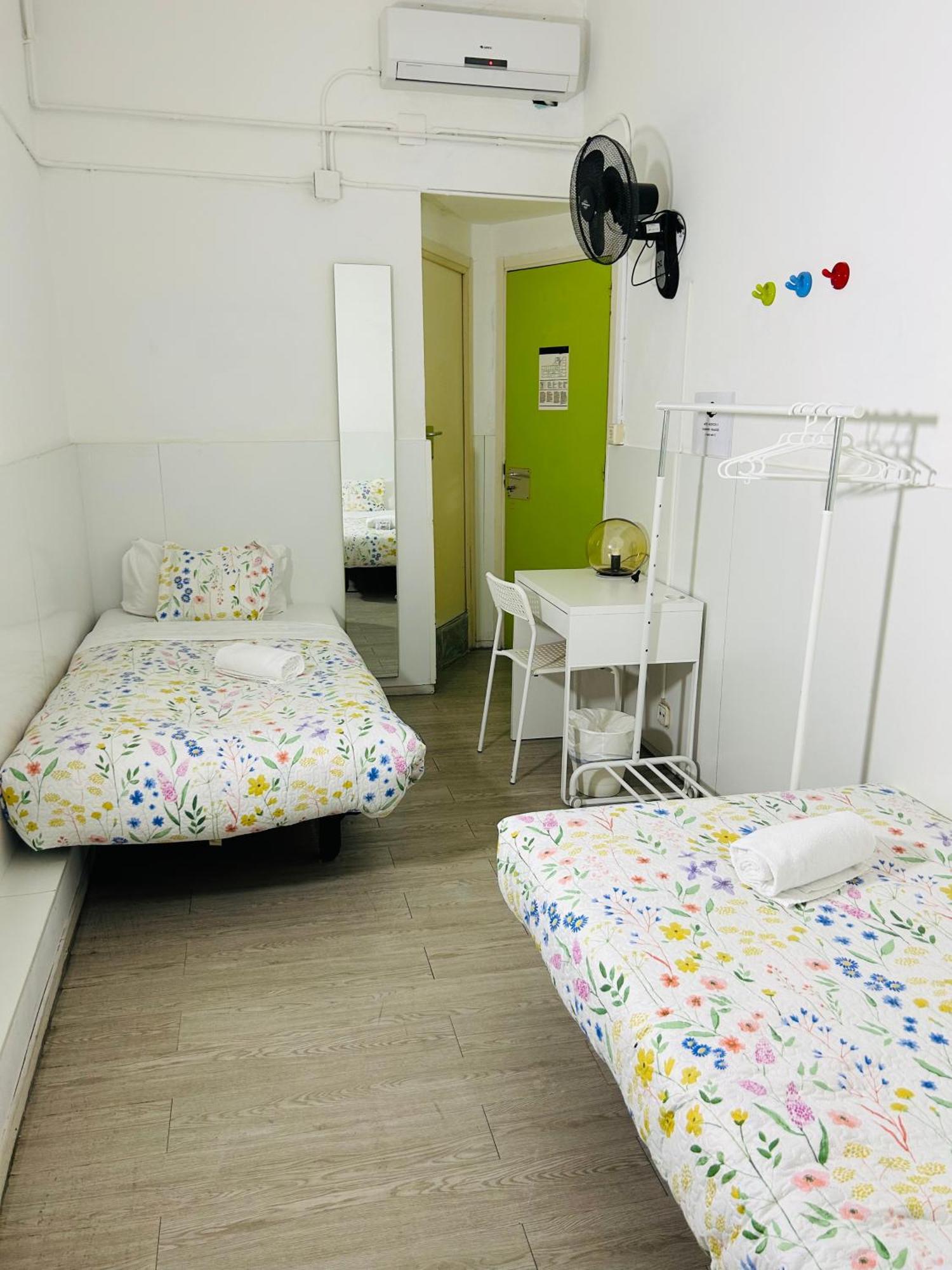 Central And Basic Universitat For Young Hostel Barcelona Exterior photo
