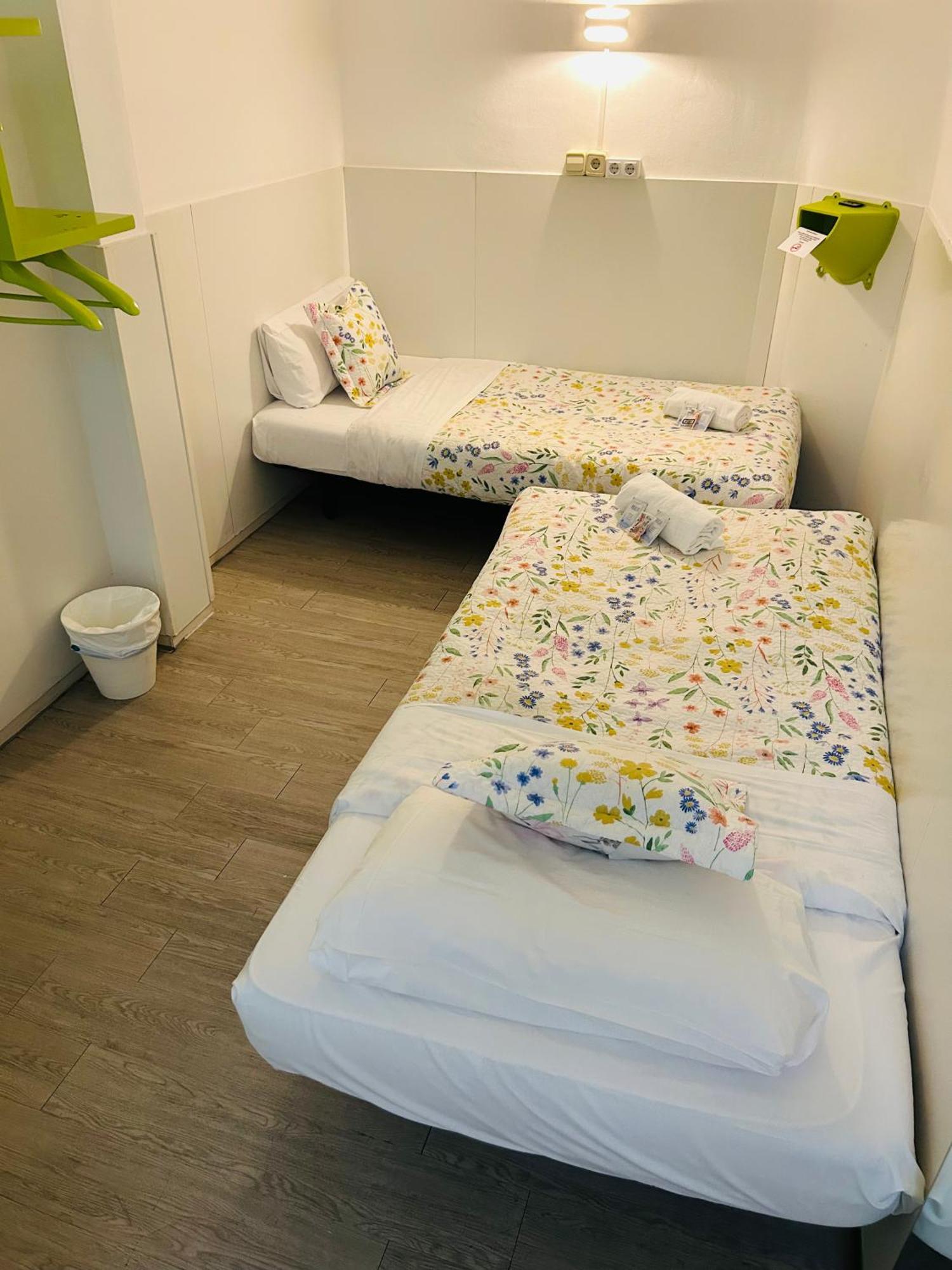 Central And Basic Universitat For Young Hostel Barcelona Exterior photo