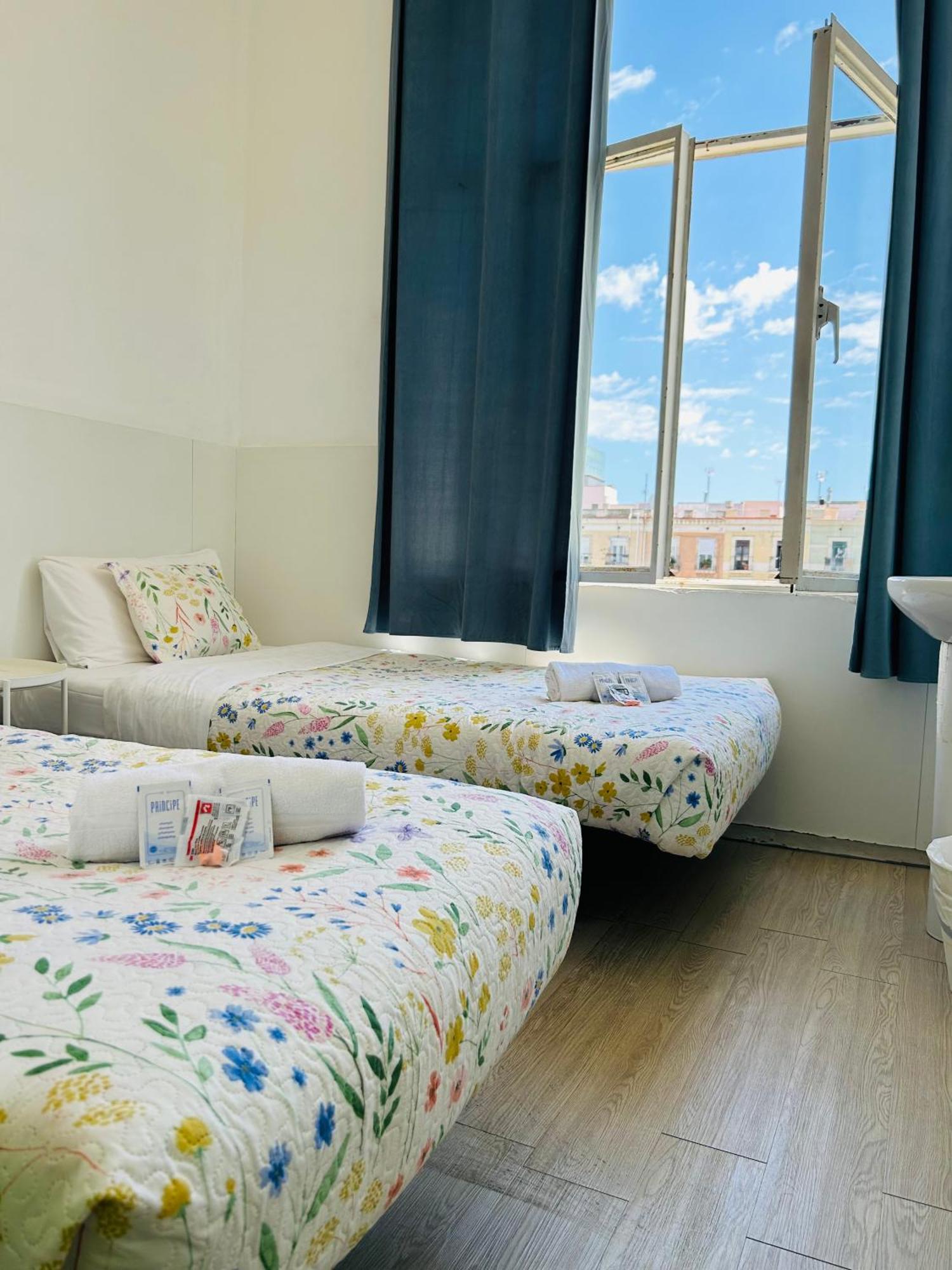 Central And Basic Universitat For Young Hostel Barcelona Exterior photo