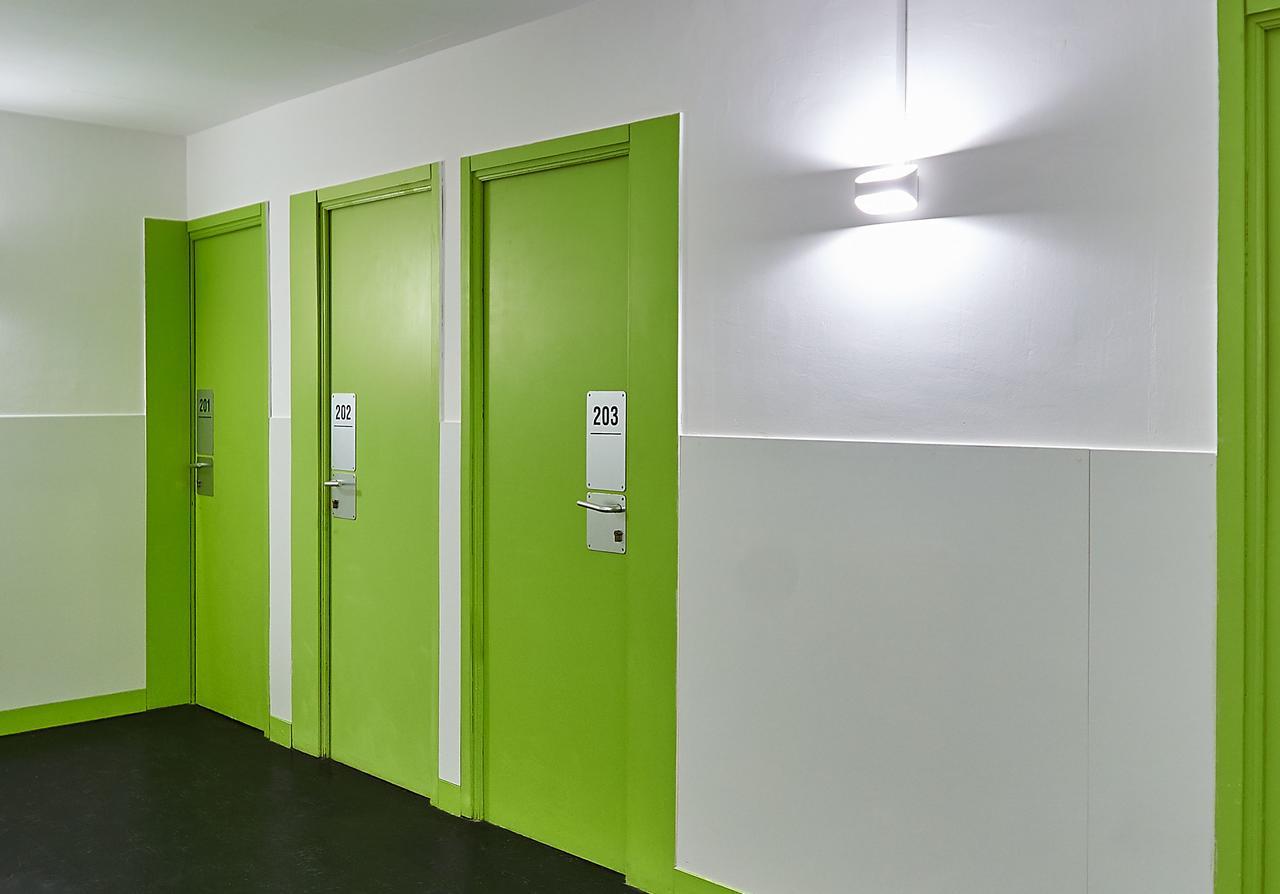 Central And Basic Universitat For Young Hostel Barcelona Exterior photo