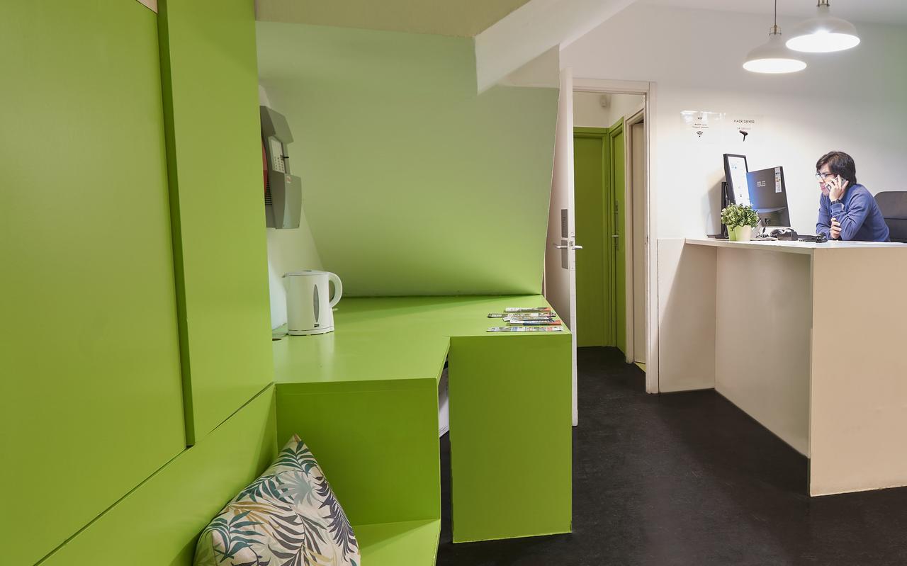 Central And Basic Universitat For Young Hostel Barcelona Exterior photo