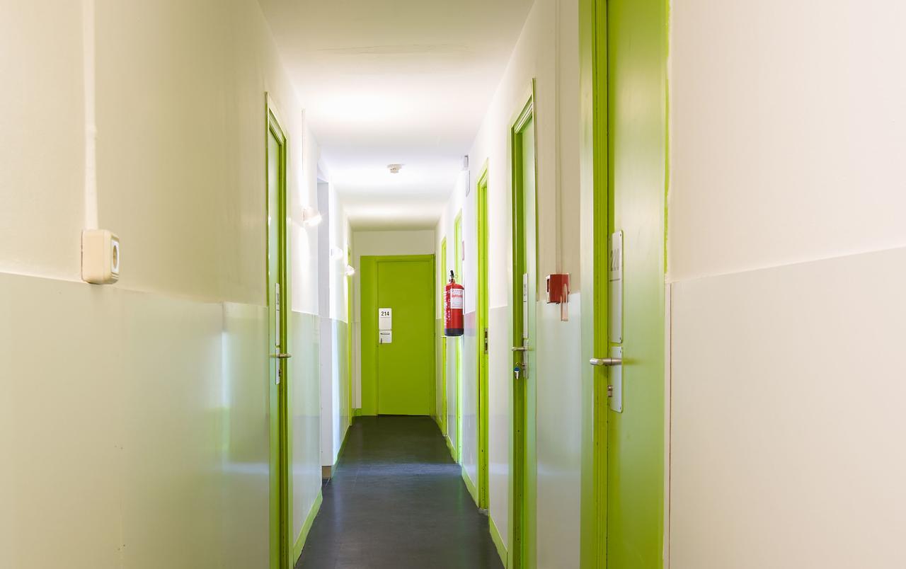 Central And Basic Universitat For Young Hostel Barcelona Exterior photo