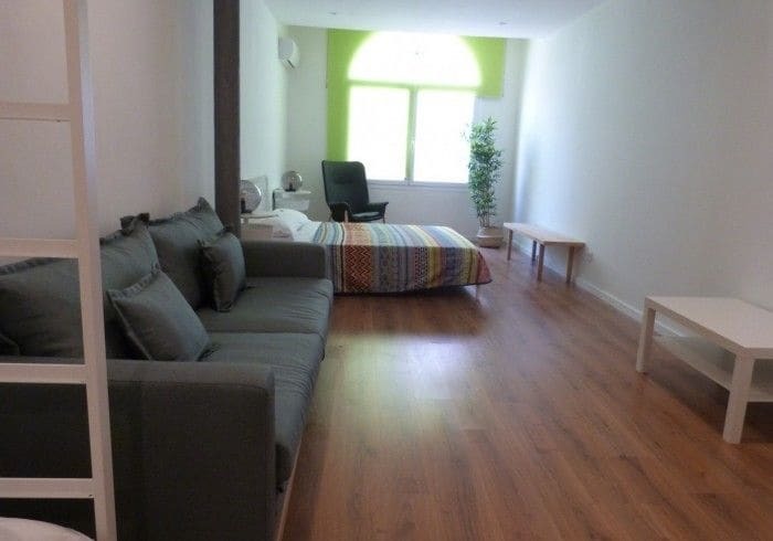 Central And Basic Universitat For Young Hostel Barcelona Exterior photo