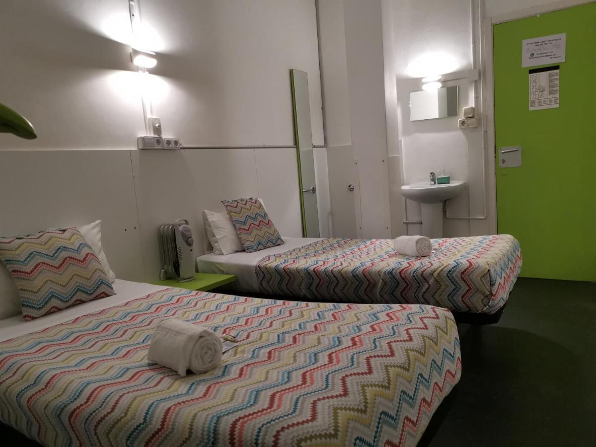 Central And Basic Universitat For Young Hostel Barcelona Exterior photo